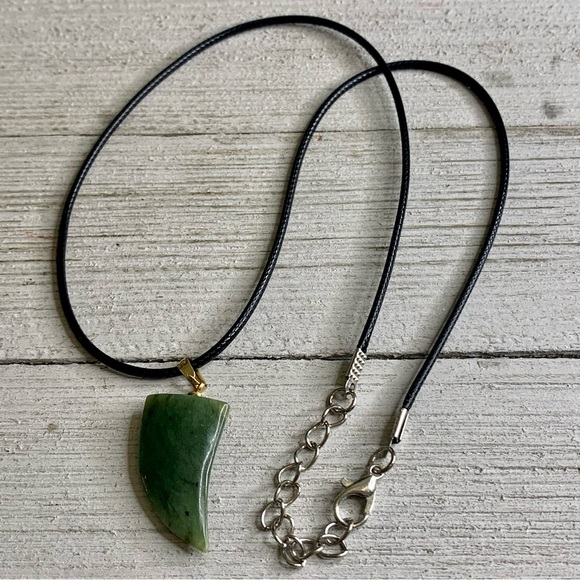 Vintage 1970's Green Jade Claw Pendant Necklace Adjustable Black Cord Chain 20" - Picture 4 of 6
